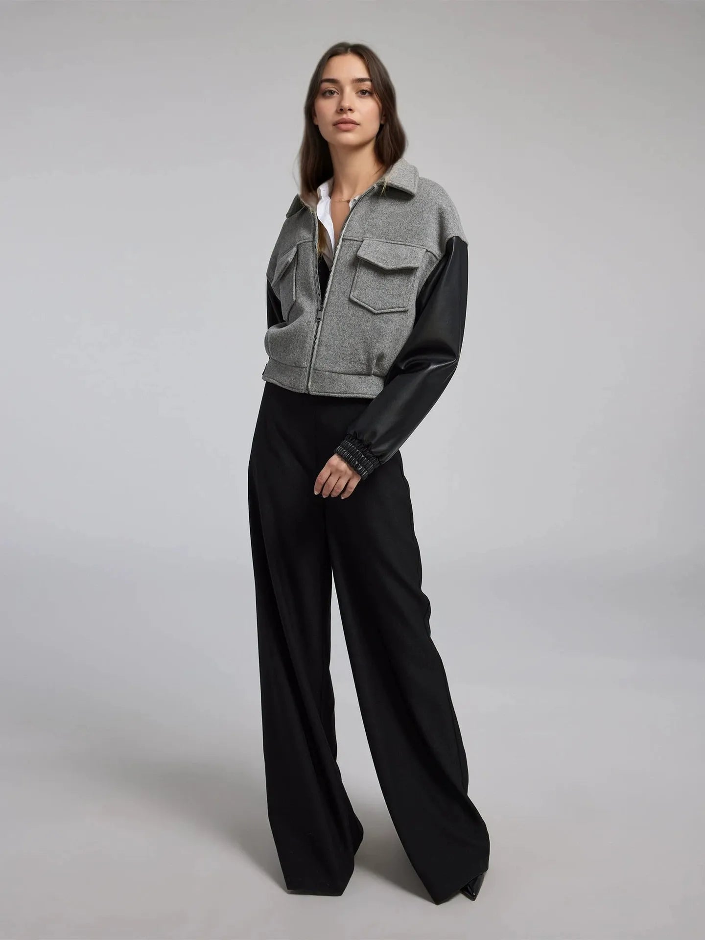 Grå och svart kort jacka med dragkedja