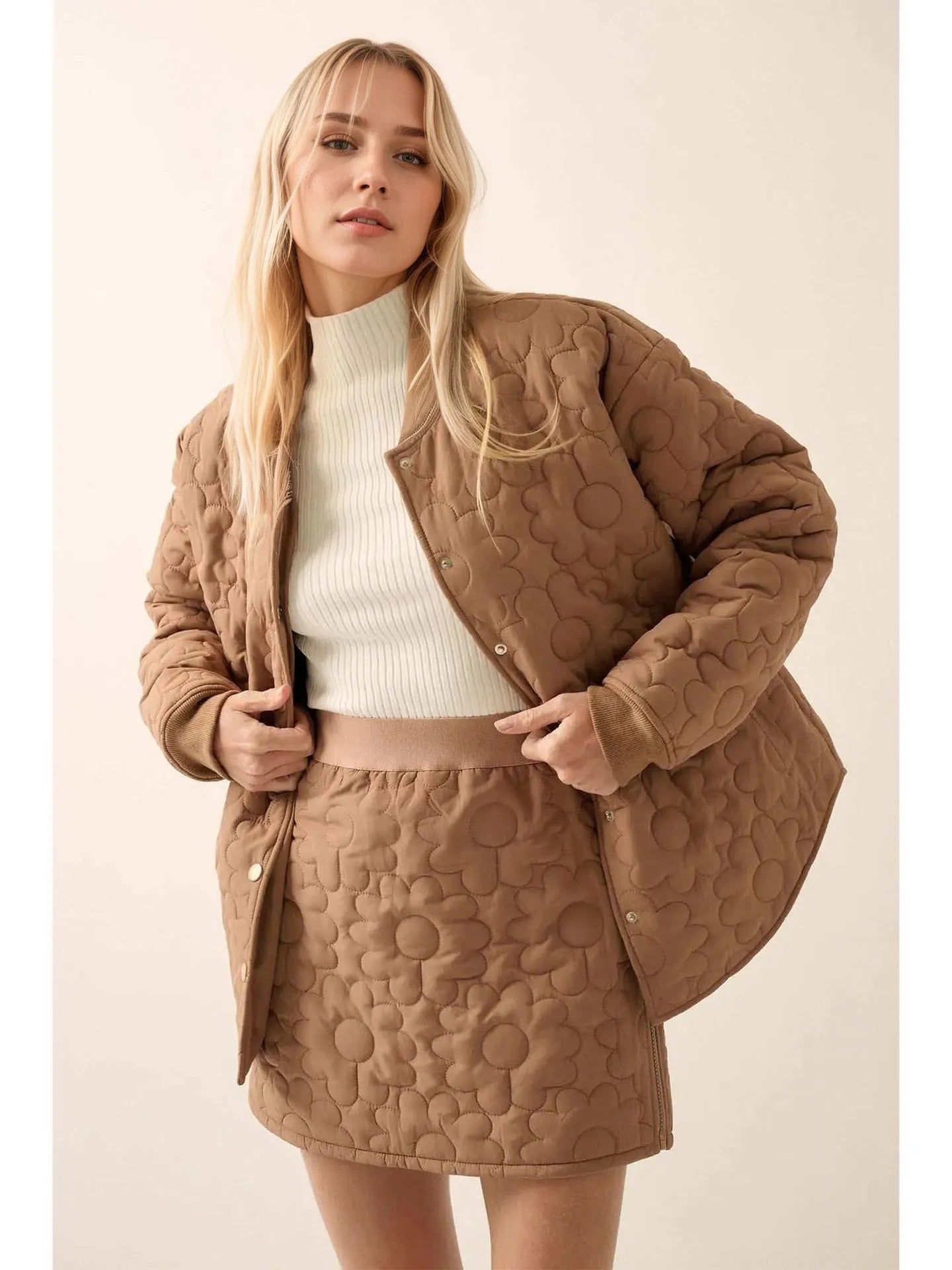 Beige quiltad blommig jacka