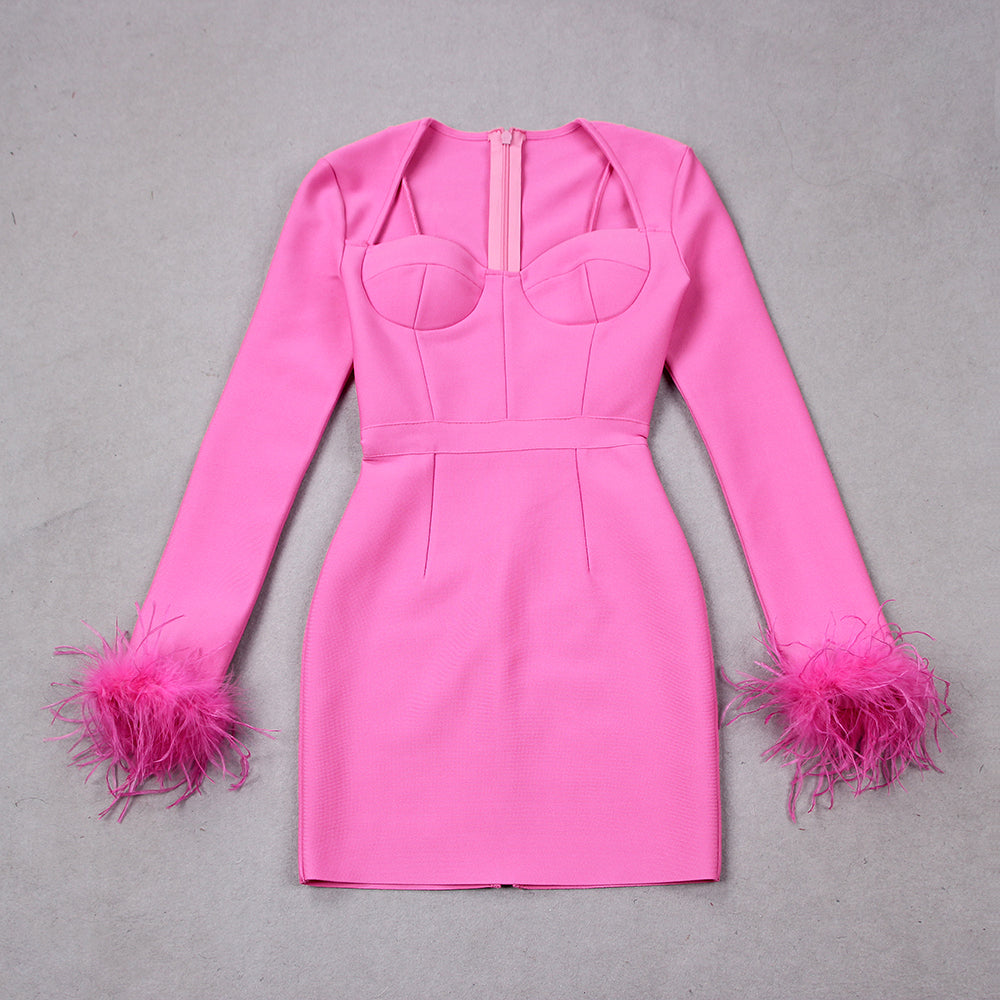 Elegant klänning med lång ärm och fjädrar