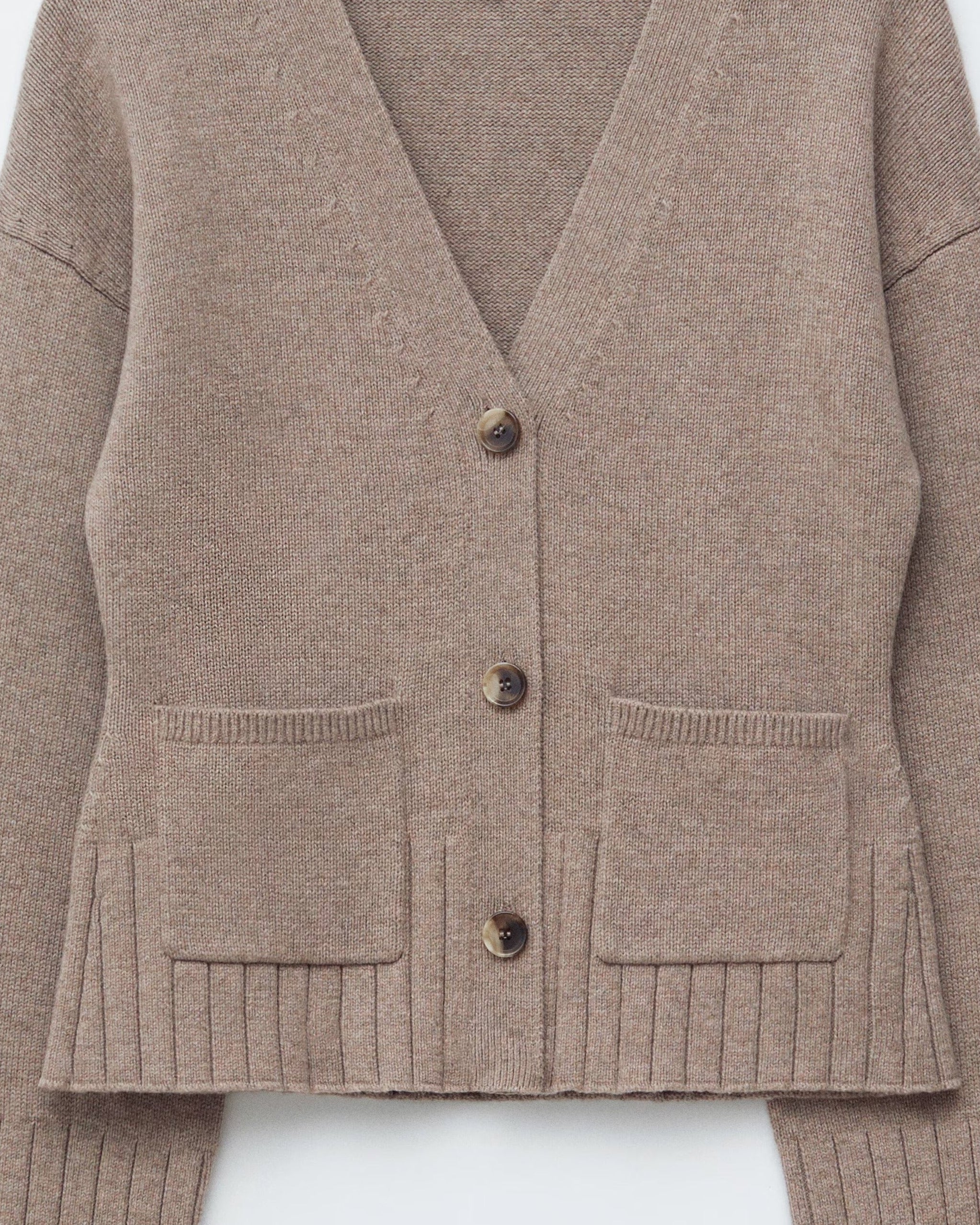 V-ringad kofta med knappar och patchfickor