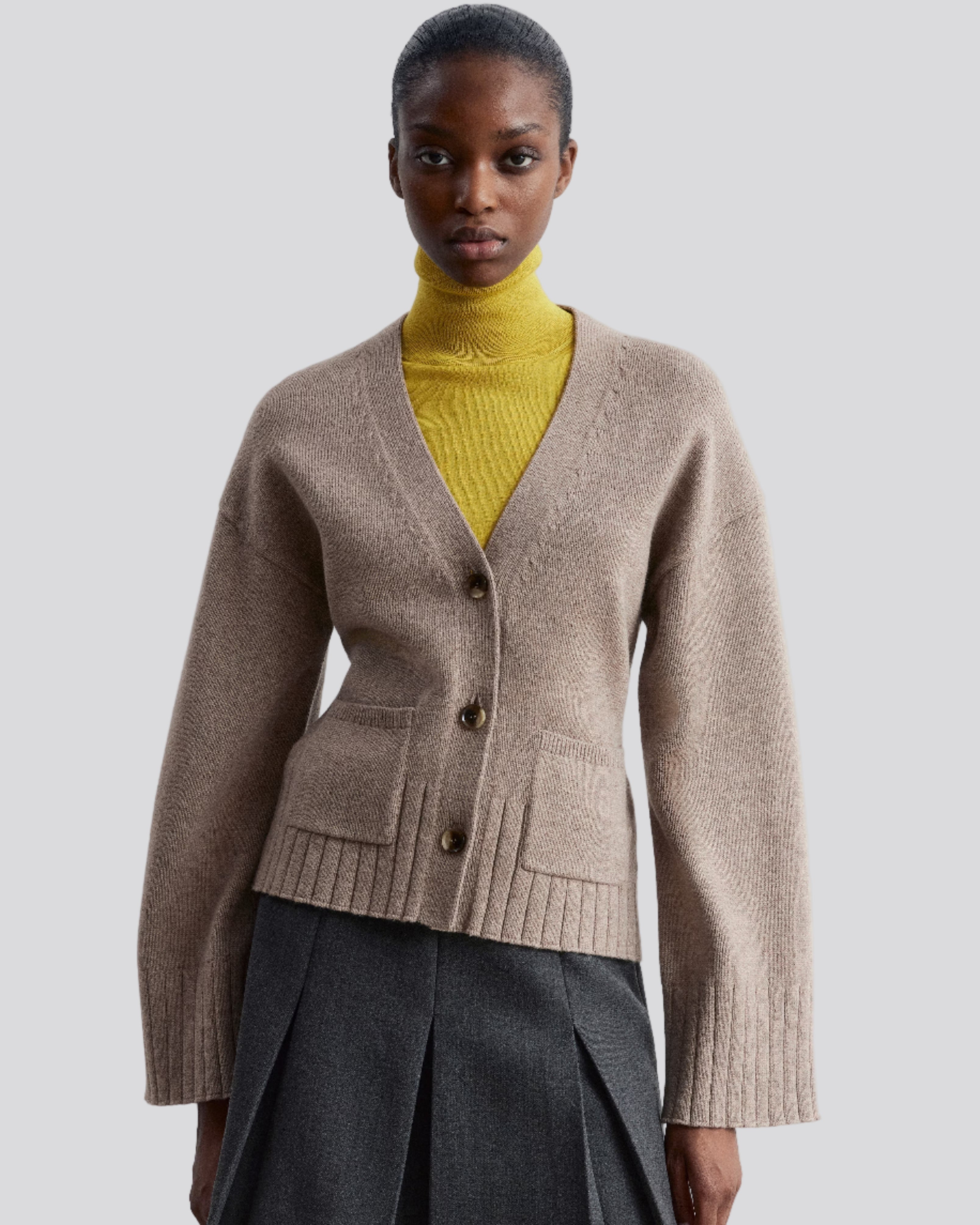 V-ringad kofta med knappar och patchfickor