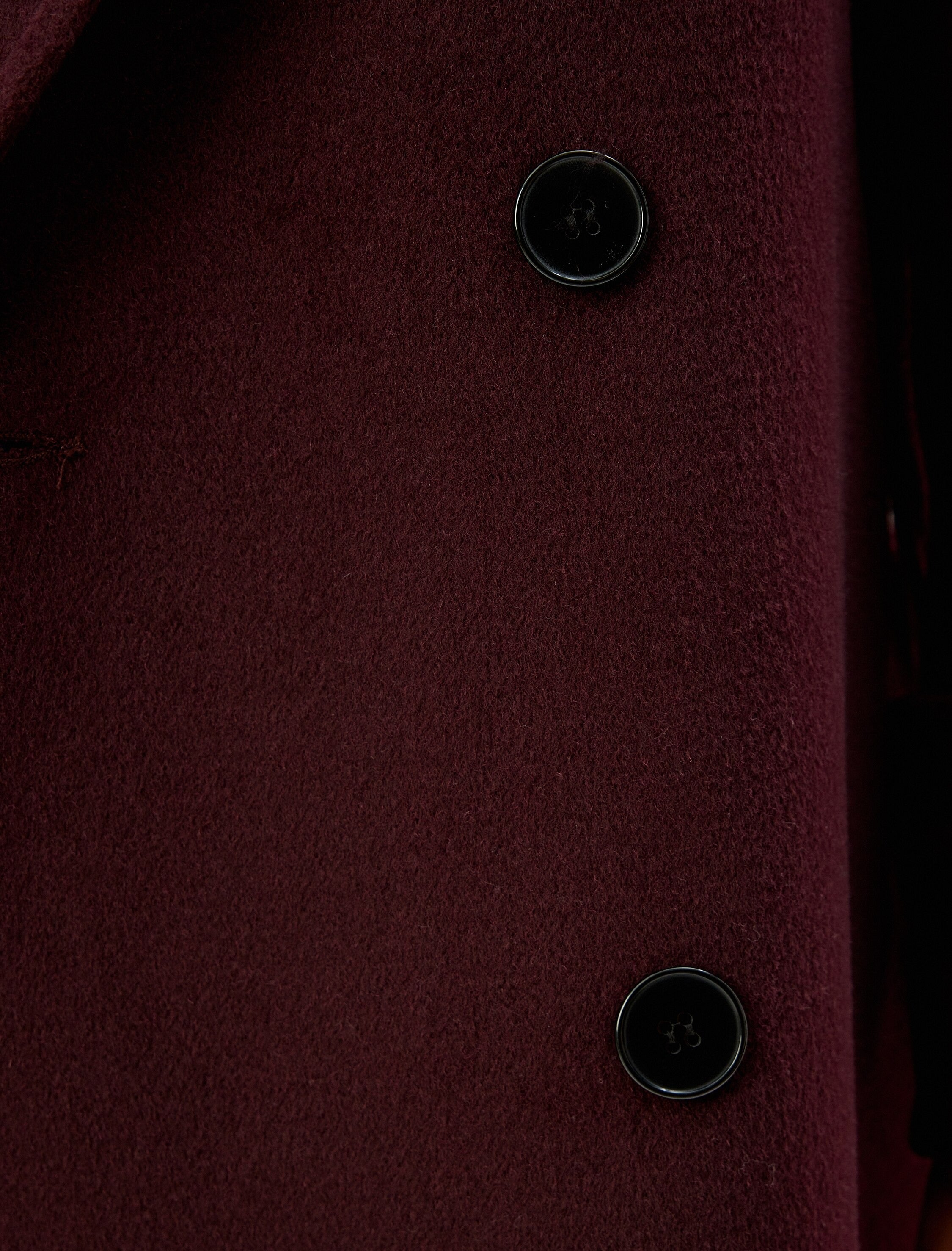 Vinröd lång trenchcoat med knytskärp