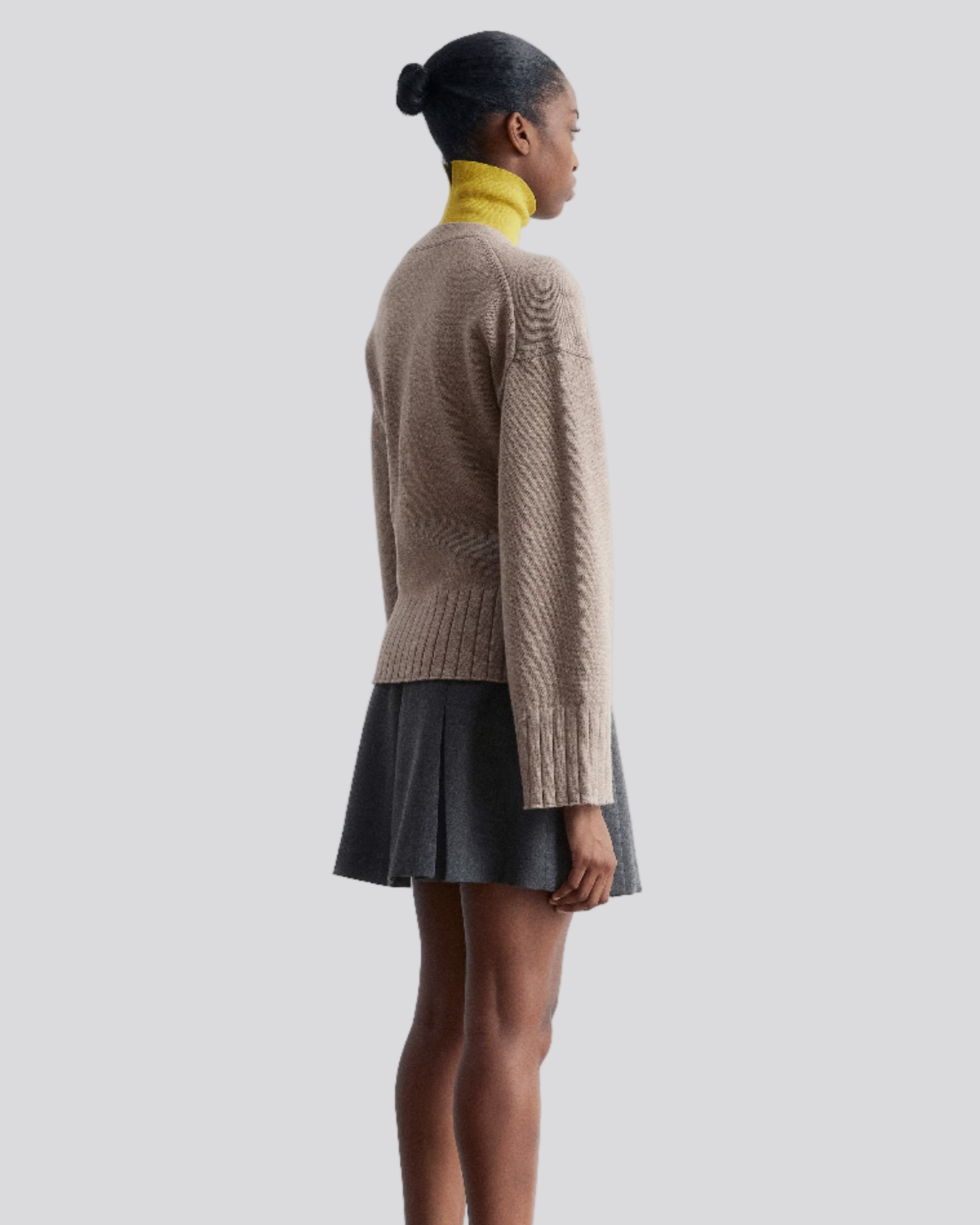 V-ringad kofta med knappar och patchfickor