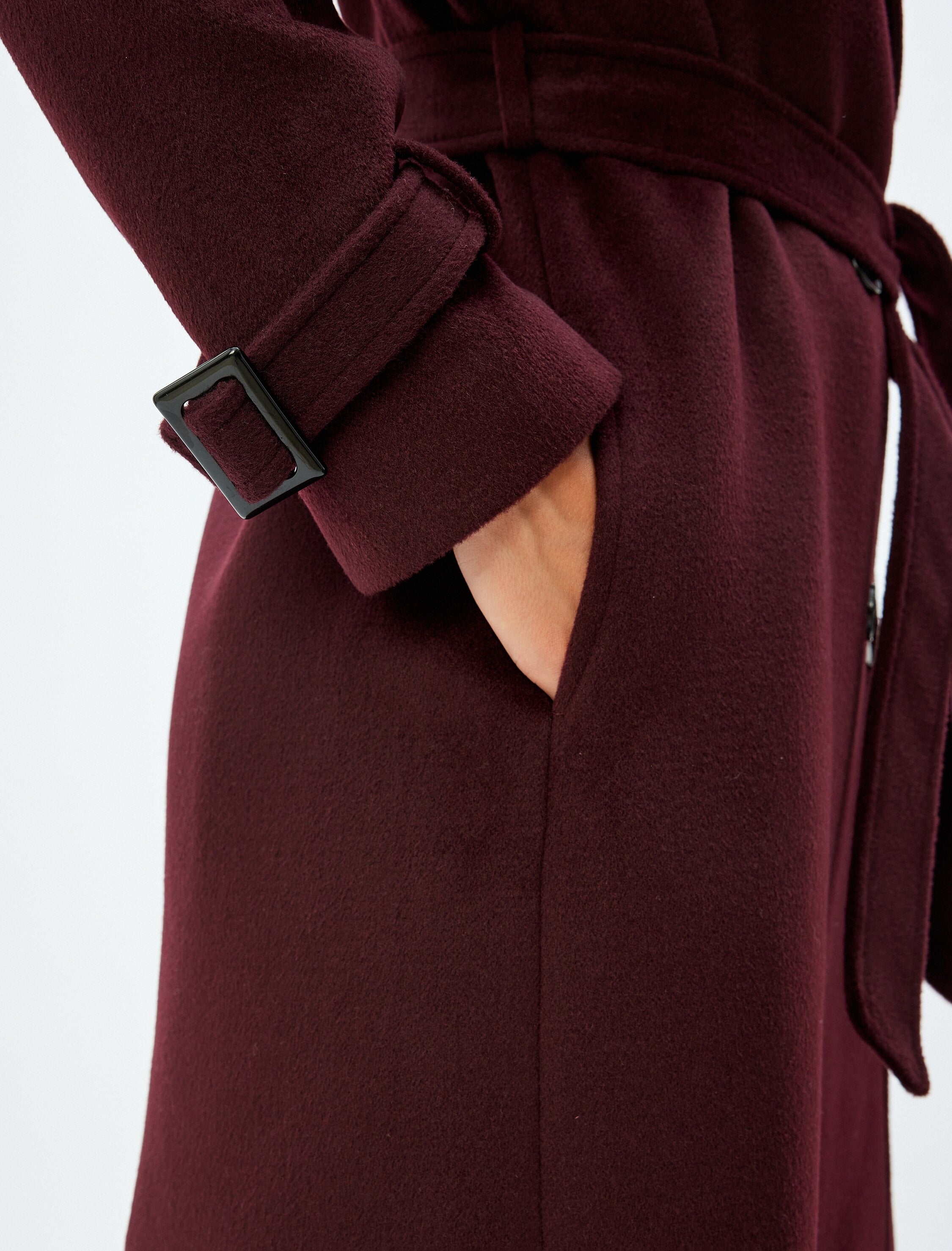 Vinröd lång trenchcoat med knytskärp