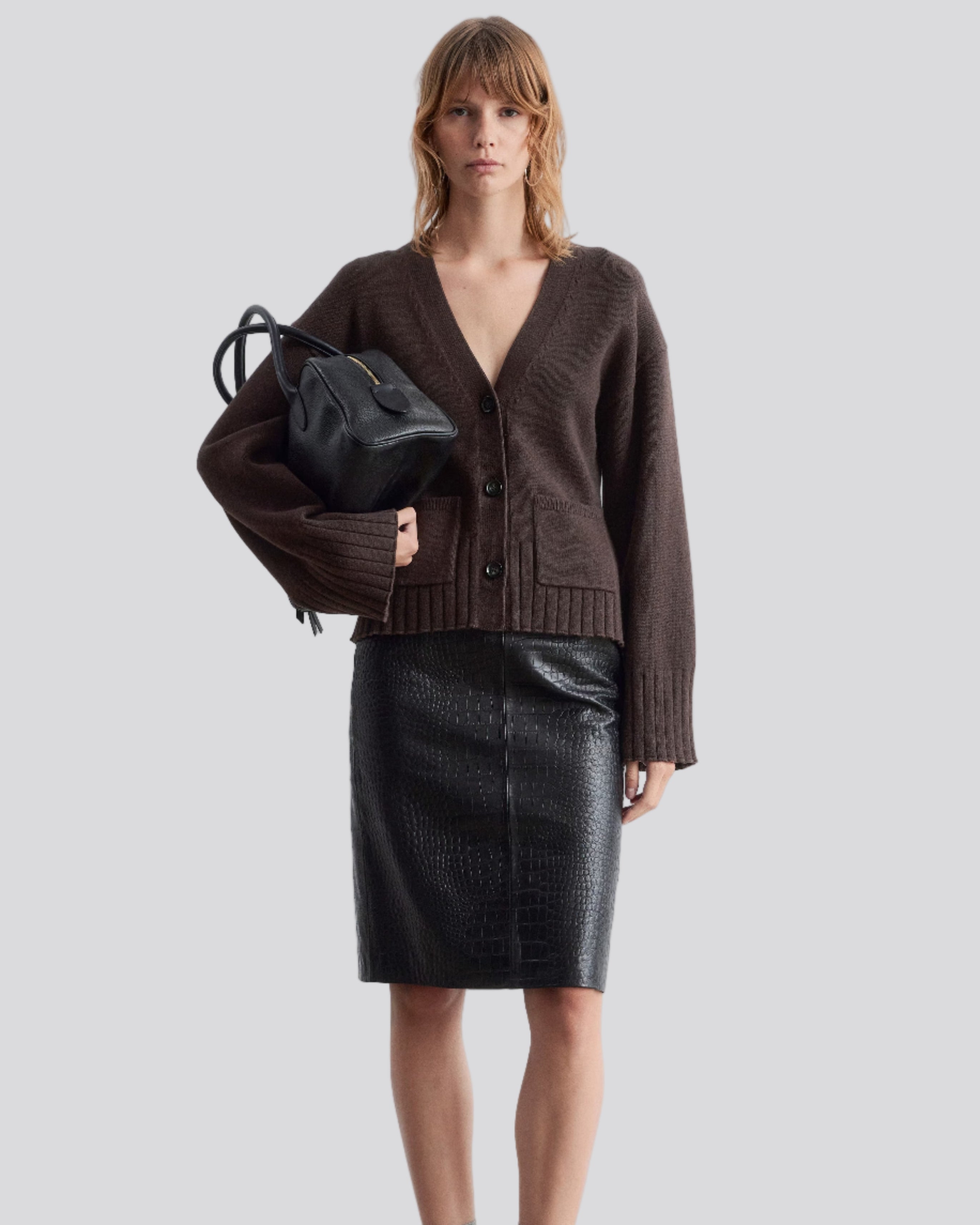 V-ringad kofta med knappar och patchfickor