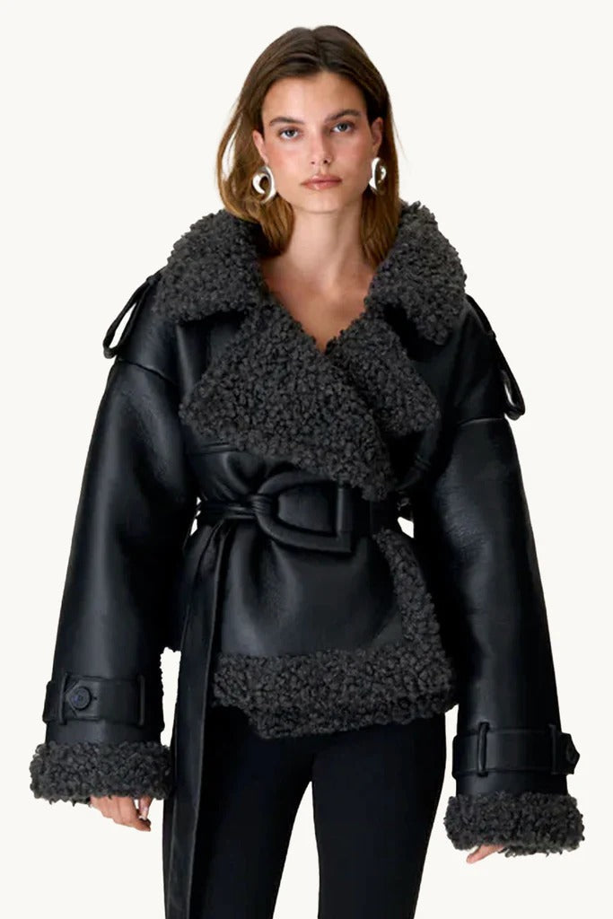 Svart vinterjacka med bälte och grafitgrå kontrastkant