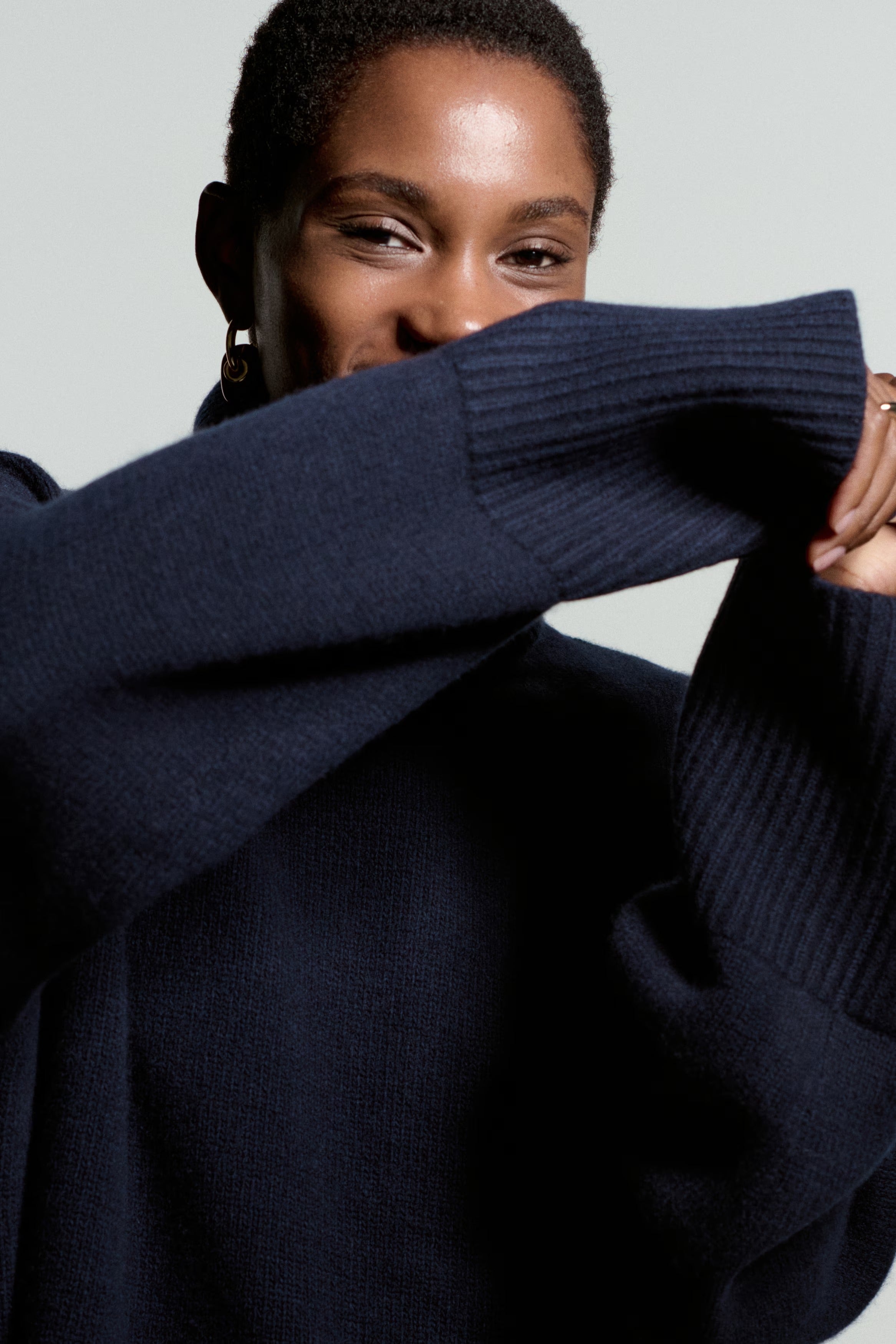 tickad tröja med hög hals och vida ärmar