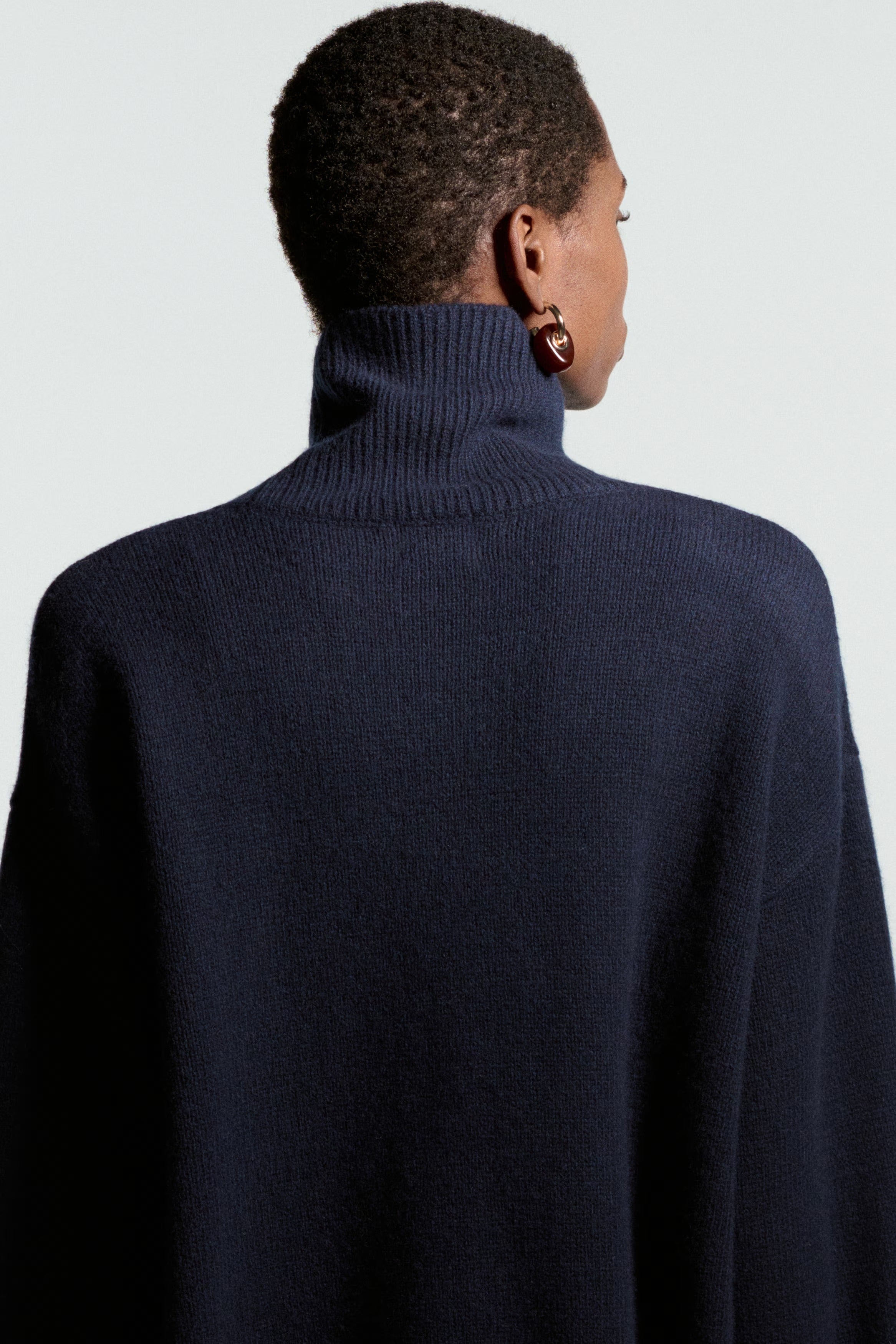 tickad tröja med hög hals och vida ärmar