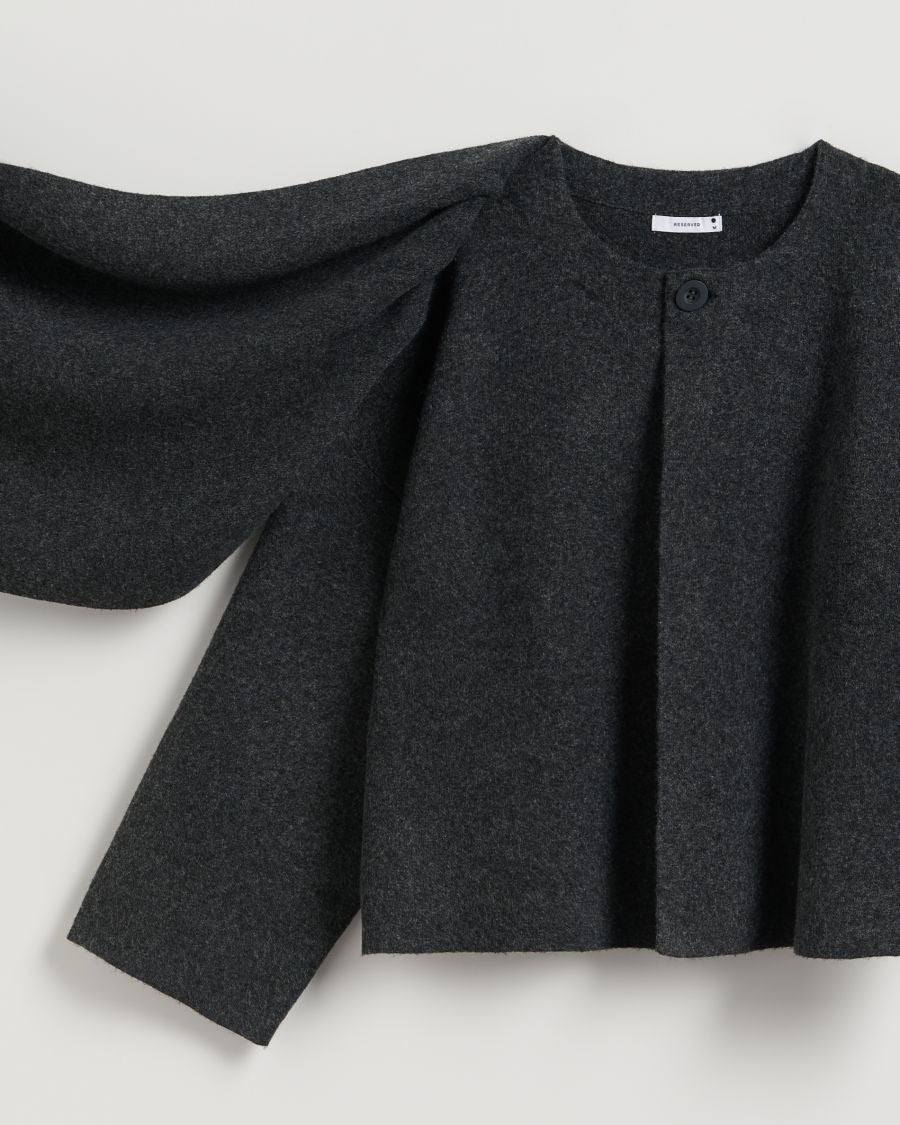 Antracitgrå draperad poncho med asymmetrisk fåll