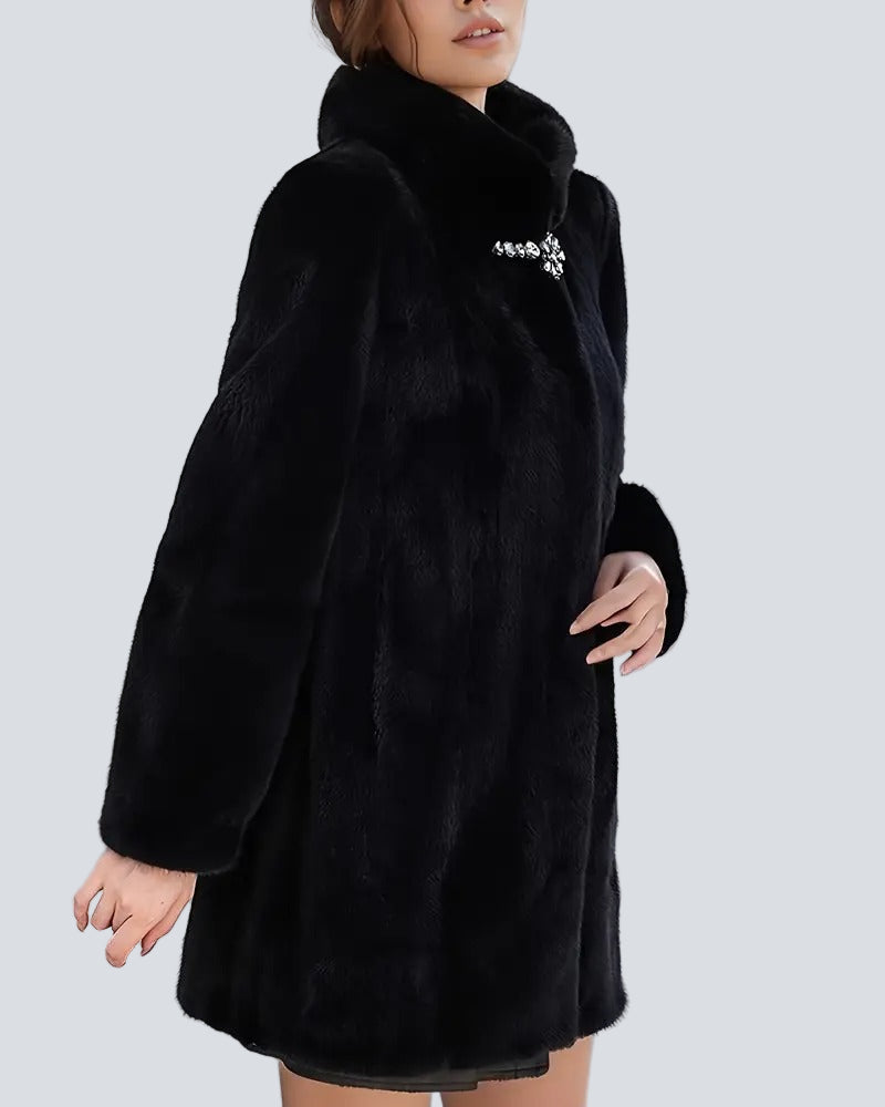 Svart kappa med hög krage och juvelknäppe