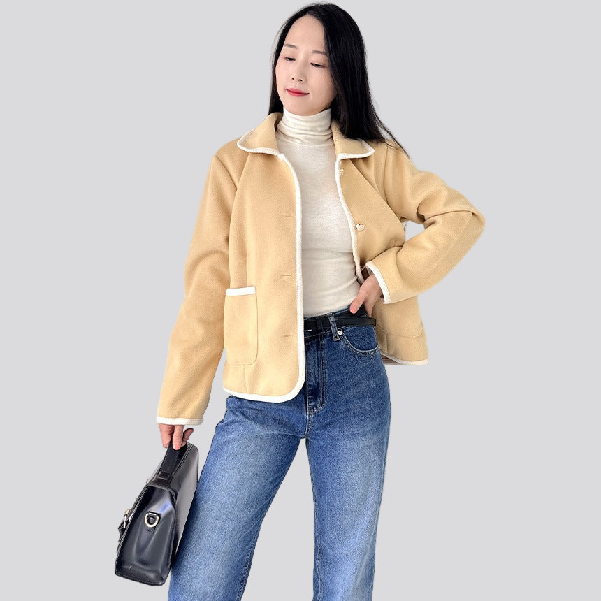 Kontrastkantad kort jacka med rund krage