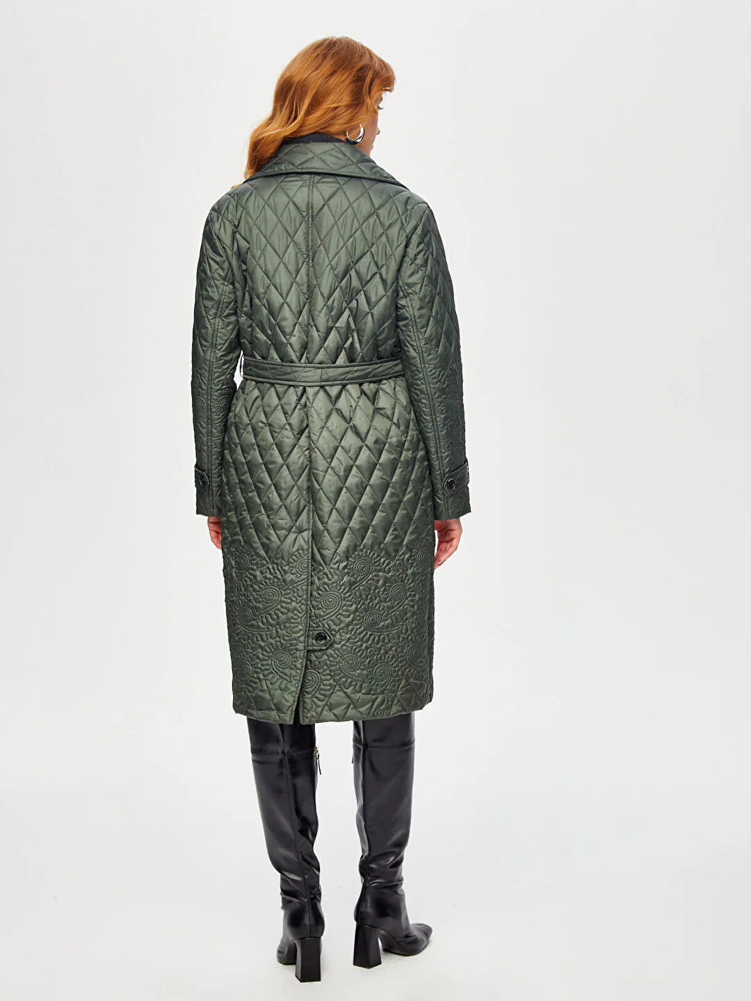 Quiltad lång kappa med blommiga detaljer