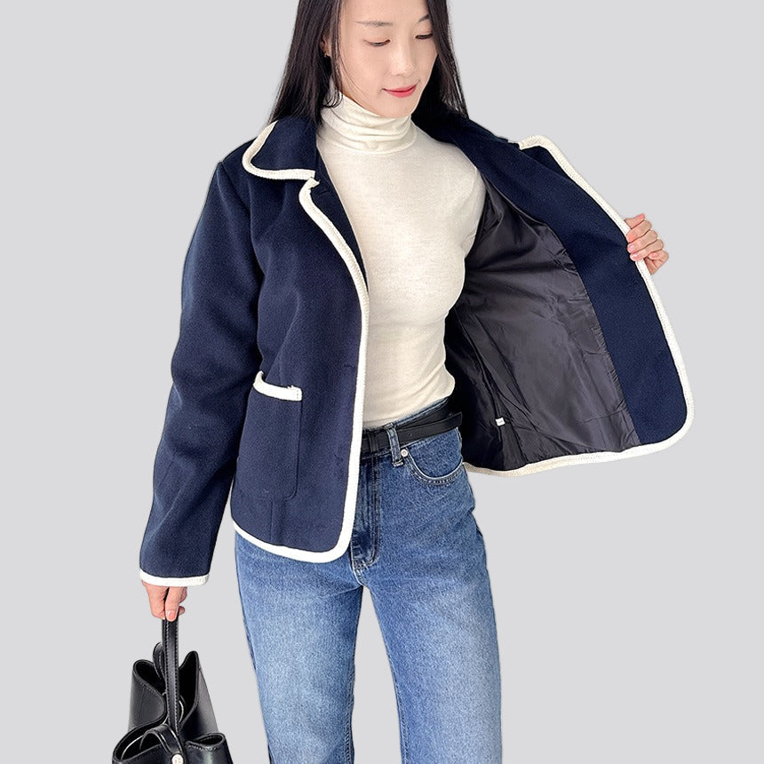 Kontrastkantad kort jacka med rund krage