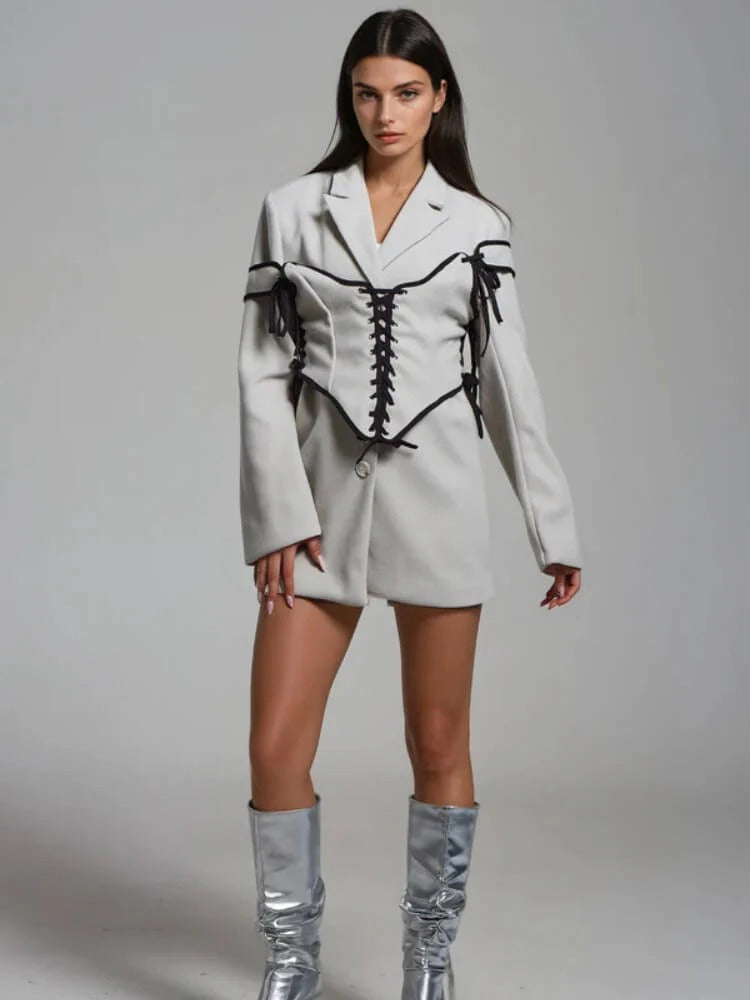 Ljusgrå kavaj med svart korsettdetalj i minilängd