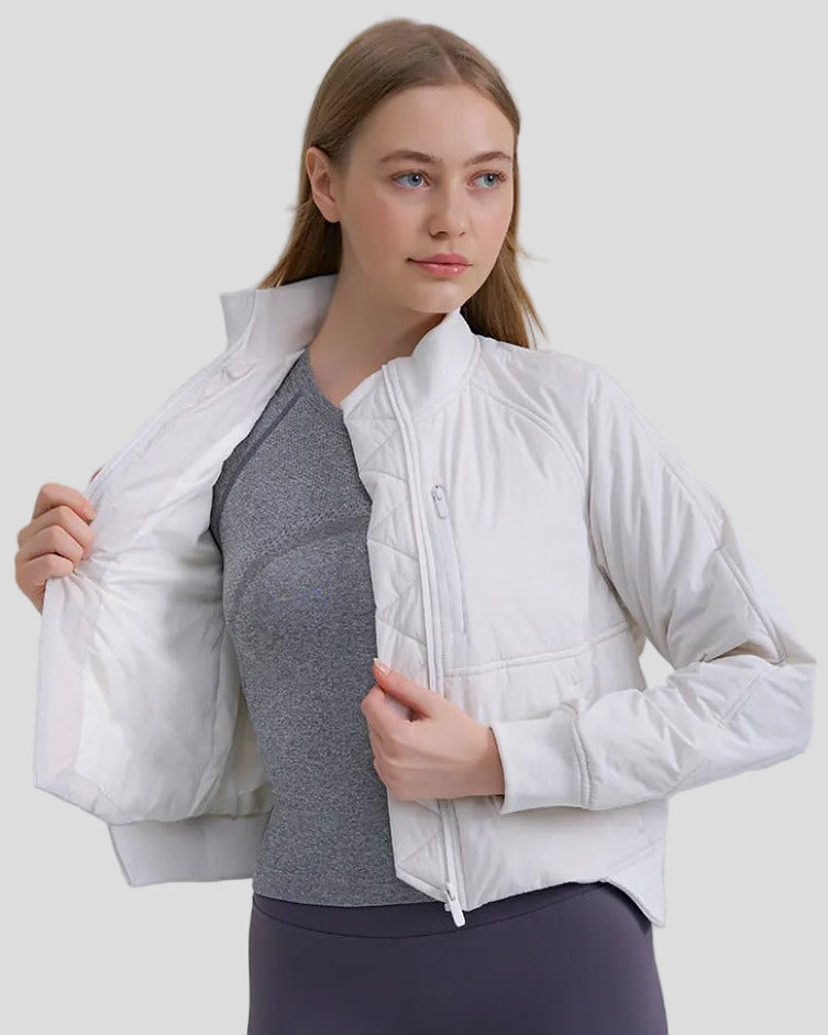 Kort sportig vadderad jacka med hög krage