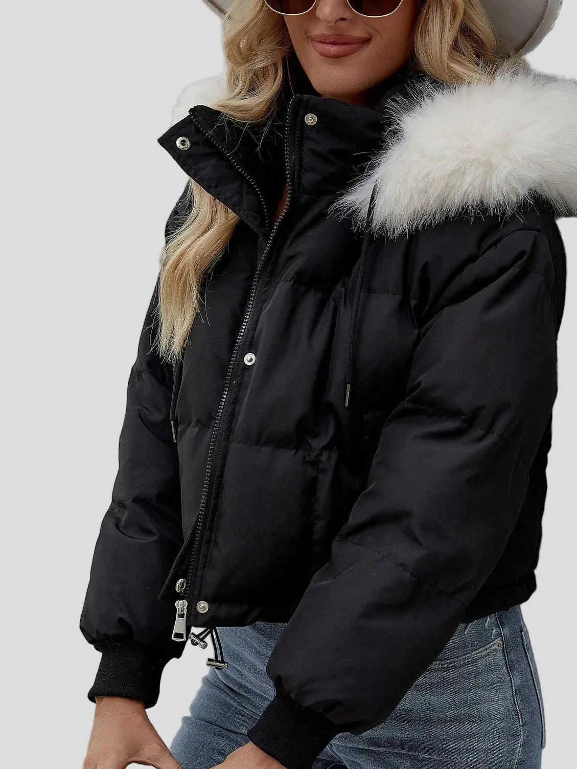 Svart kort puffer-bomberjacka med fluffig huvkant