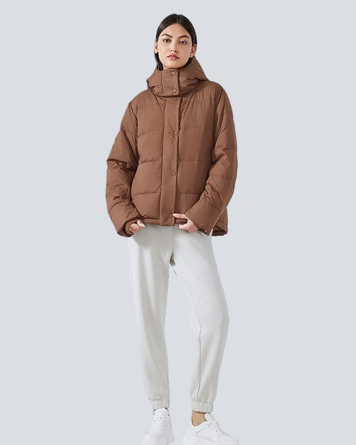 Kort vadderad jacka med huva och hög krage