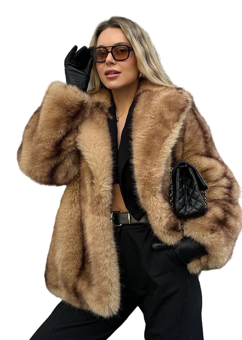 Brun lyxig kappa med bred krage