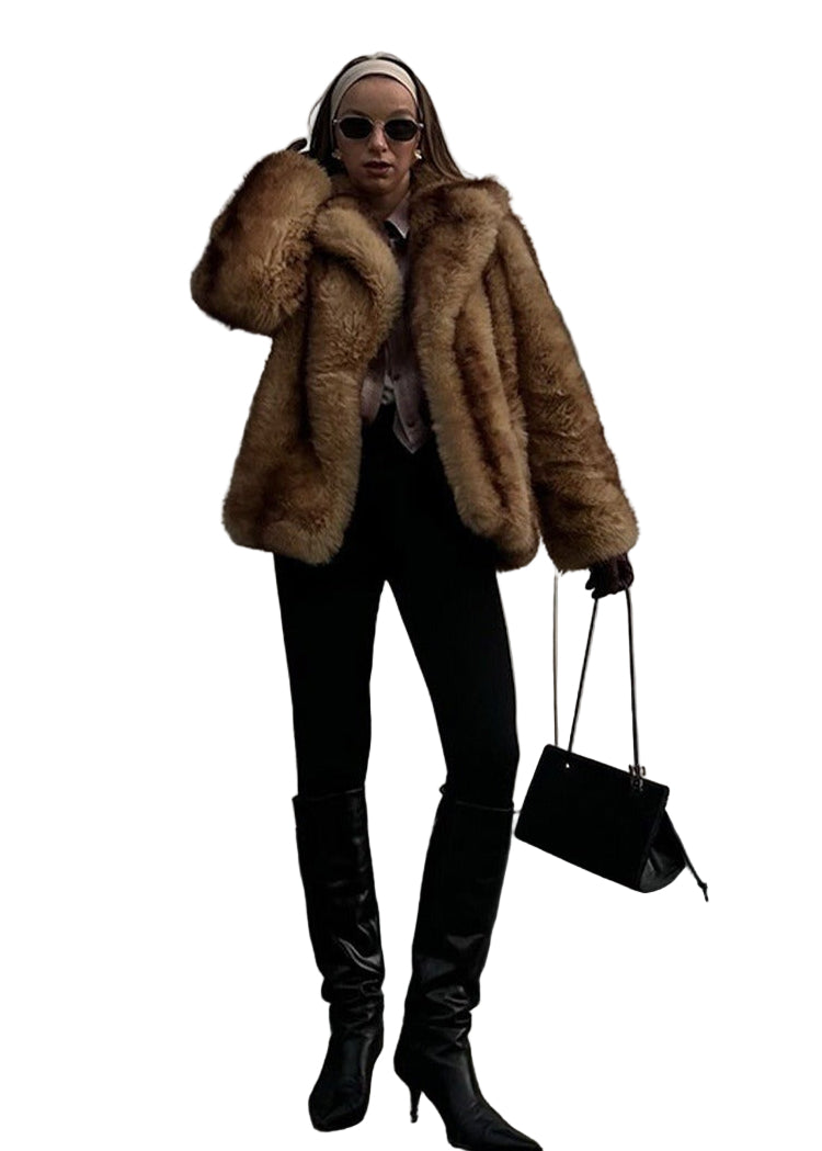 Brun lyxig kappa med bred krage