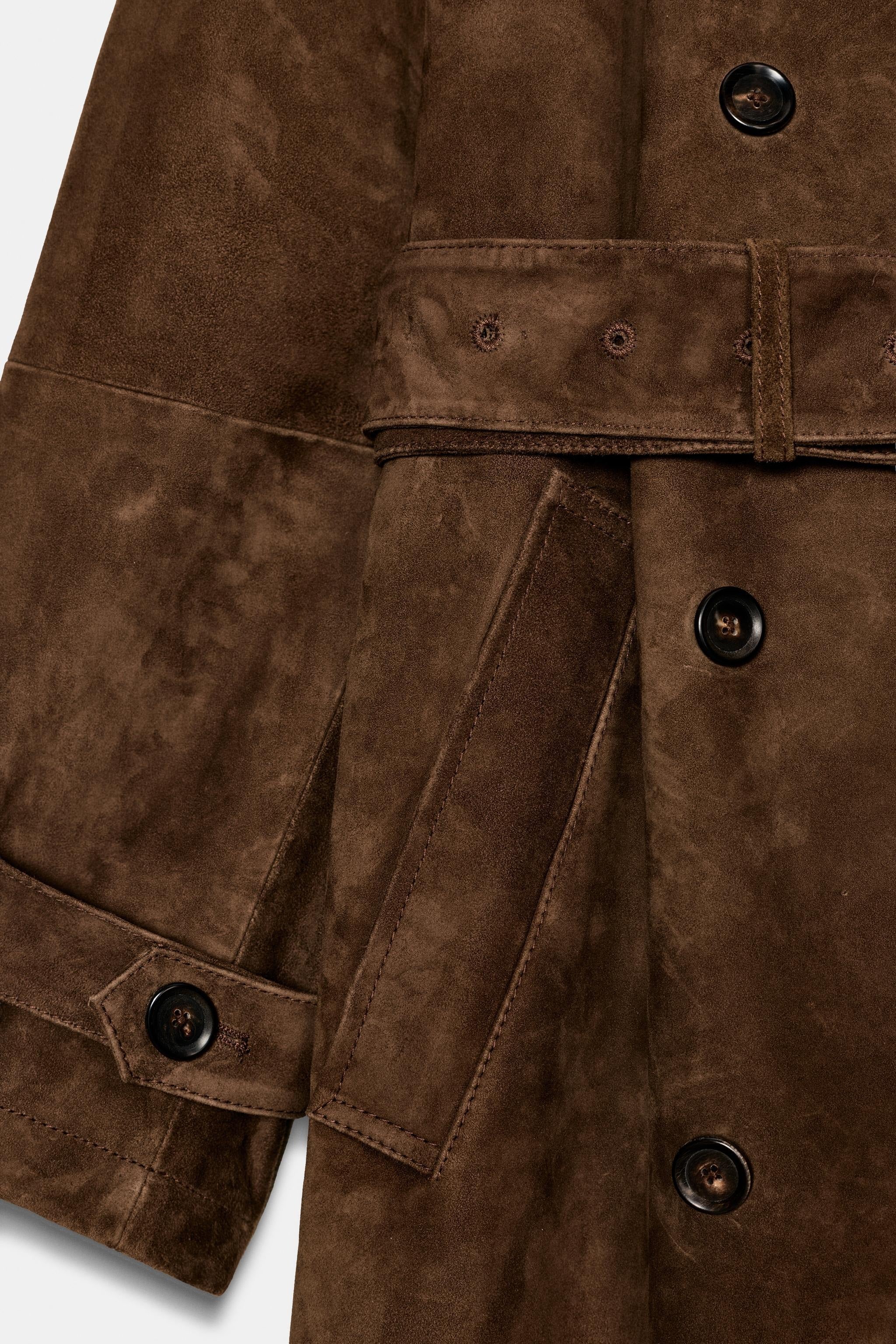 Brun trenchcoat med bälte och axeldetaljer