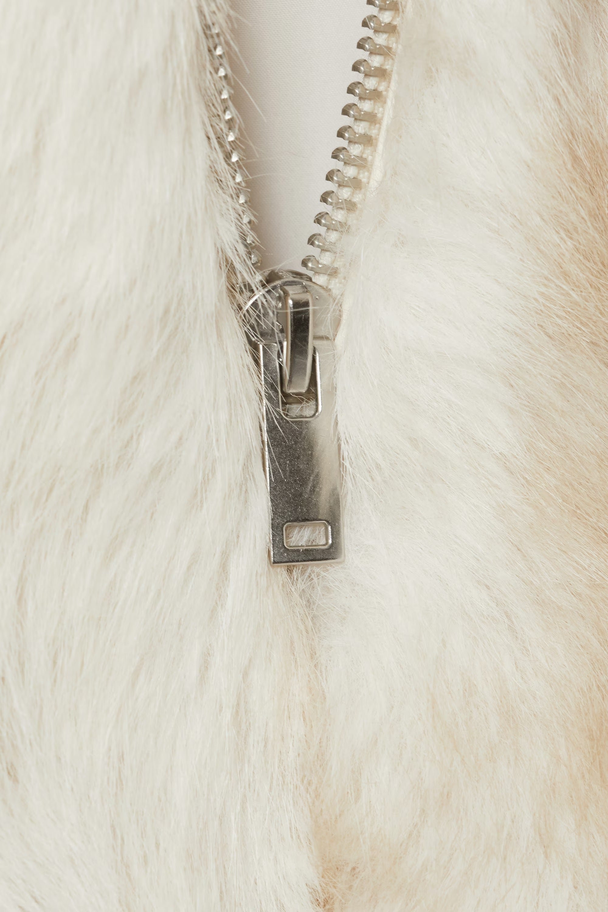 Fluffig kort jacka med överdimensionerad krage