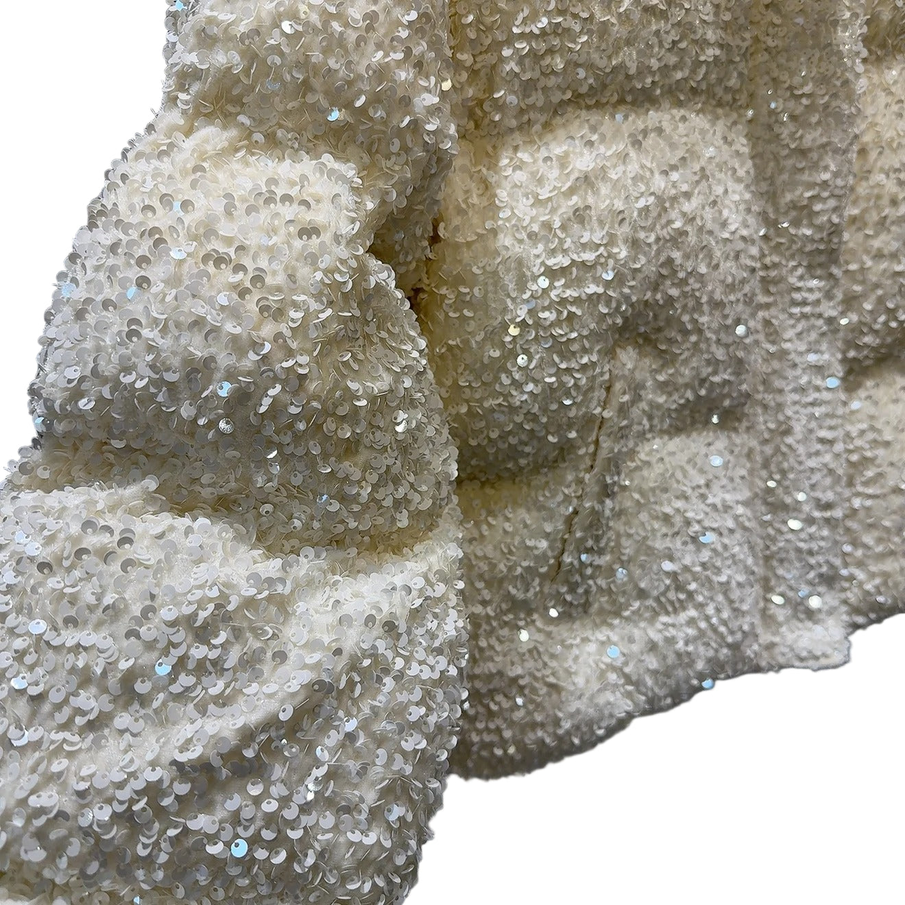 Vit puffjacka med paljetter och hög krage