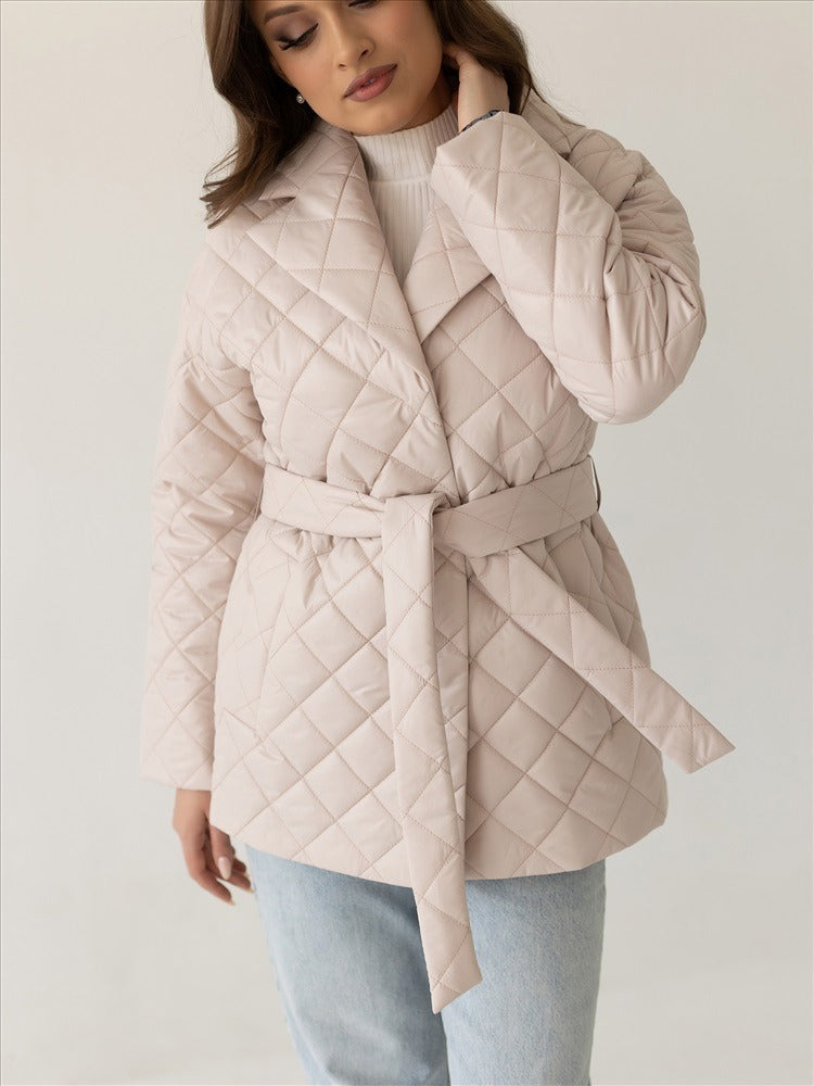 Beige quiltad jacka med skärp och sjalkrage