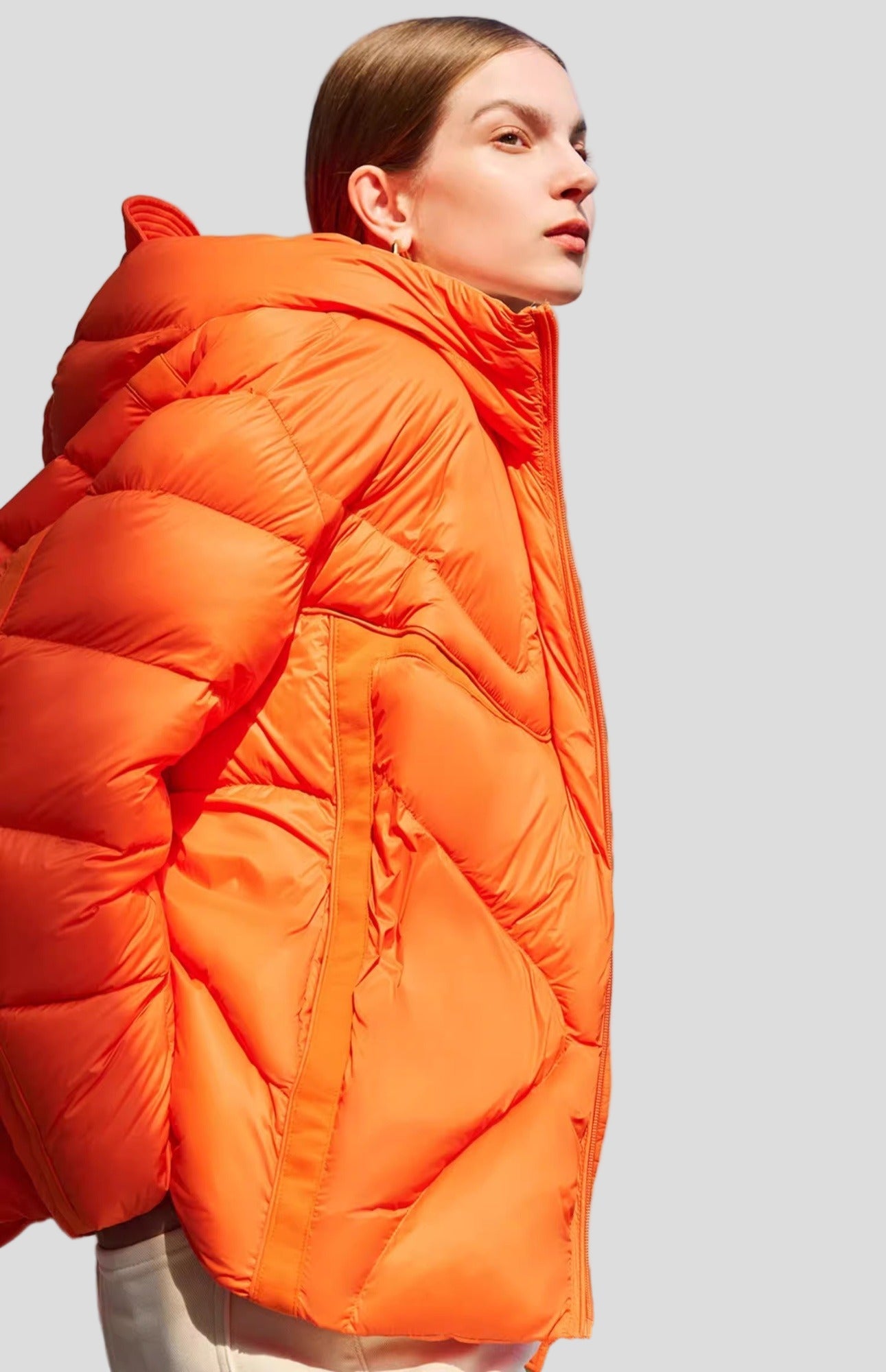 Orange skulpterad pufferjacka – överdimensionerad huva