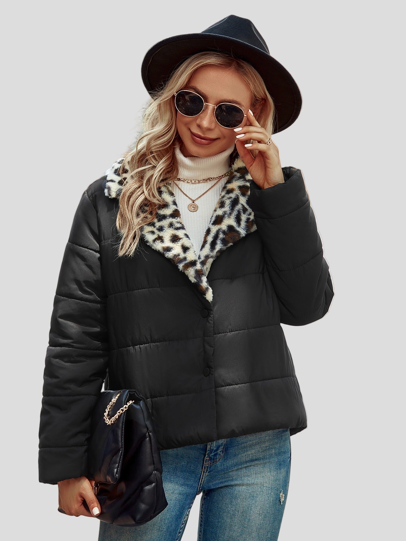 Svart kort pufferjacka med leopardkrage