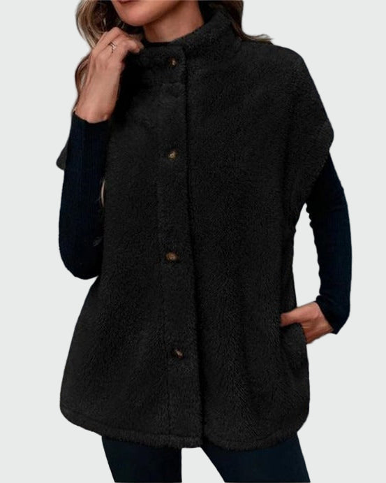 Mysig väst med knappar, hög krage och fickor