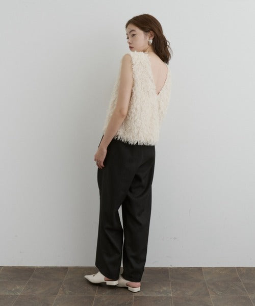 Krämfärgad texturerad väst med v-ringning och kort passform