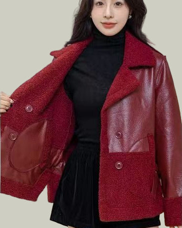 Kort jacka med kontrastpanel och bred krage