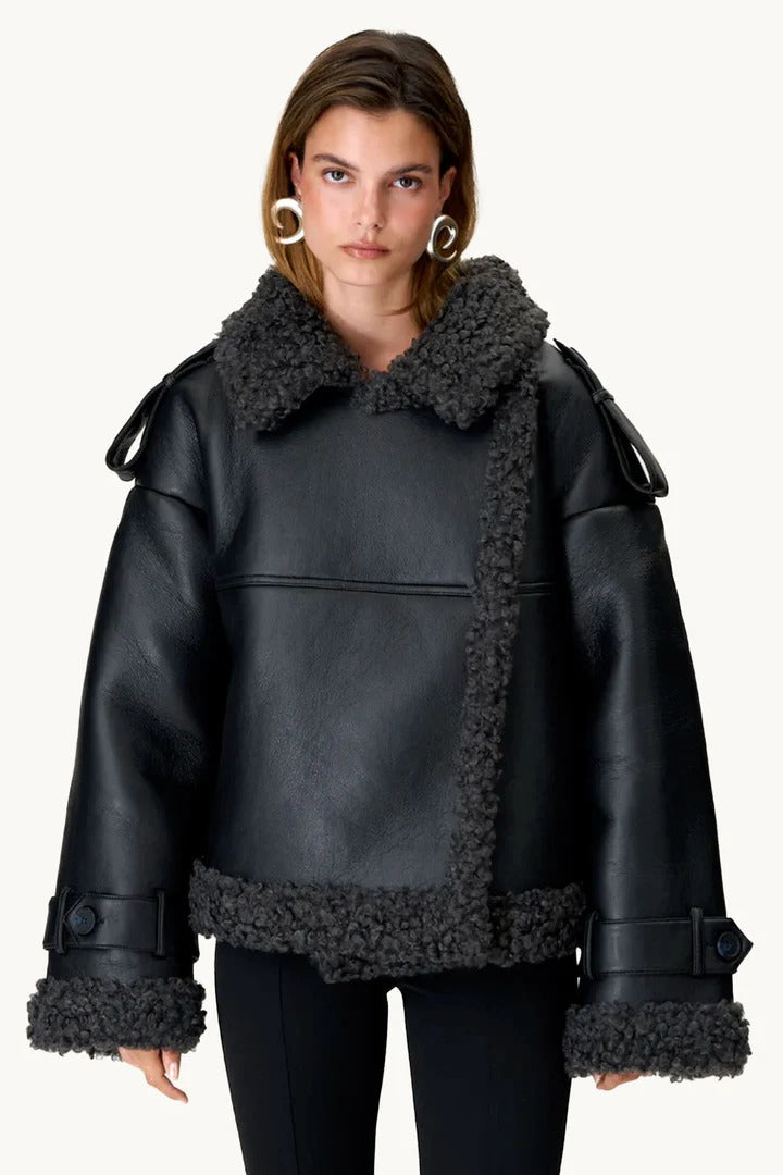 Svart vinterjacka med bälte och grafitgrå kontrastkant