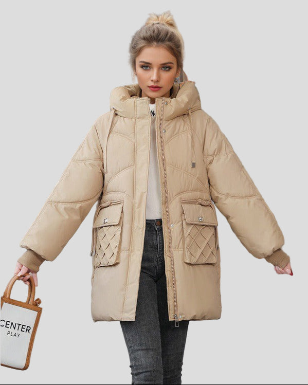 Lång vadderad jacka med huva och fickor