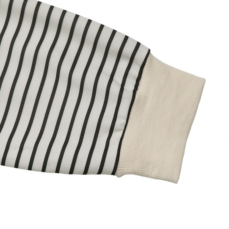 Svartvit randig sweatshirt med beige detaljer