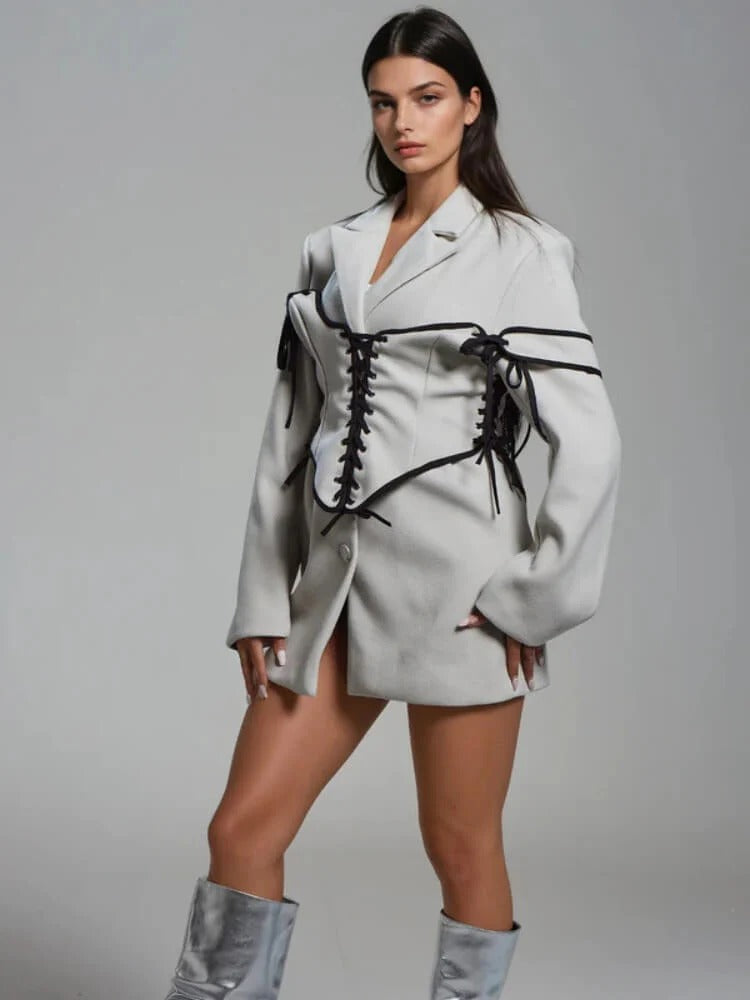 Ljusgrå kavaj med svart korsettdetalj i minilängd