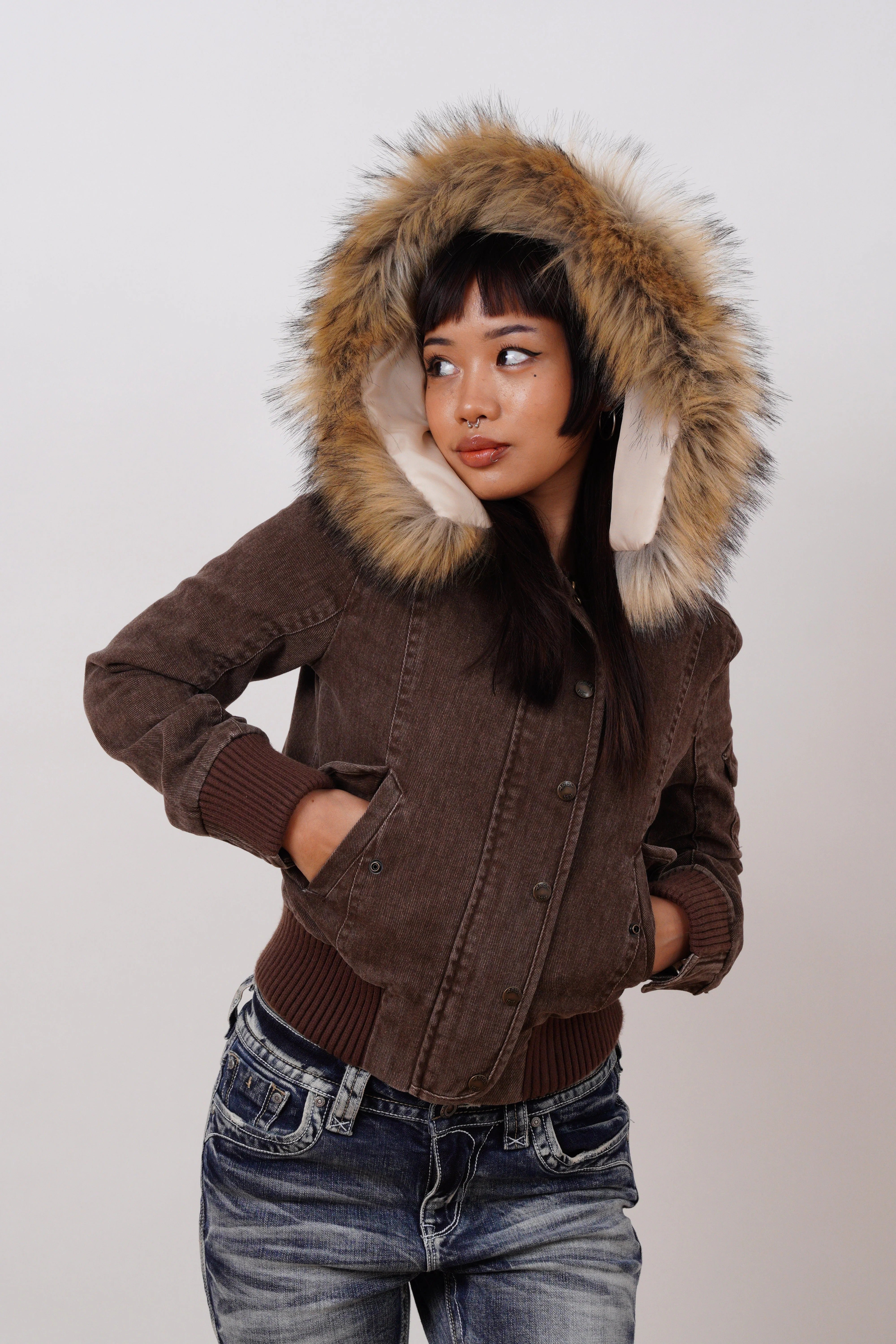 Mörkbrun kort jacka med pälskantad huva