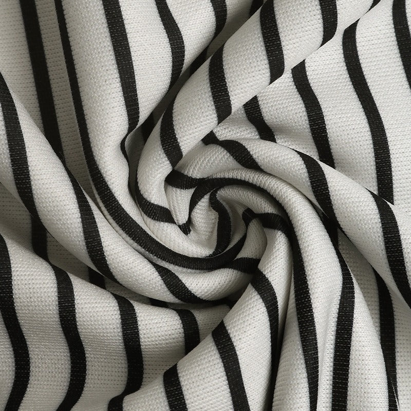 Svartvit randig sweatshirt med beige detaljer