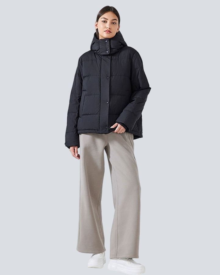 Kort vadderad jacka med huva och hög krage