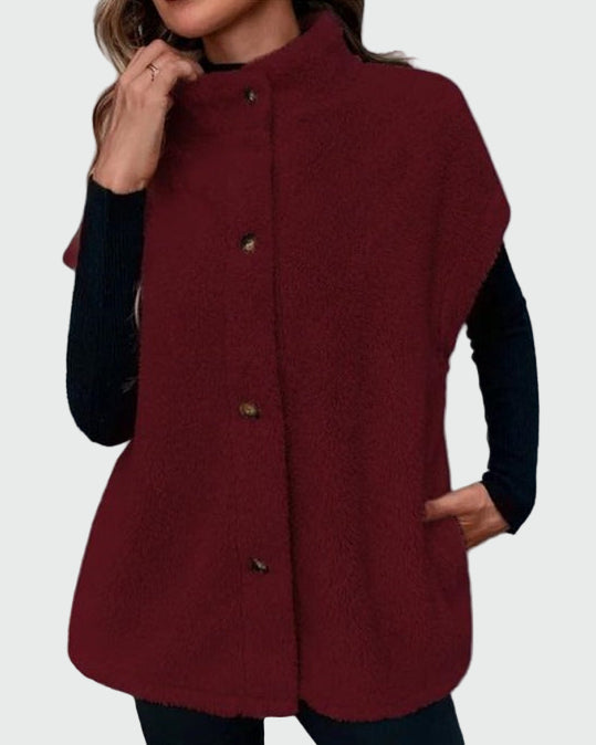 Mysig väst med knappar, hög krage och fickor