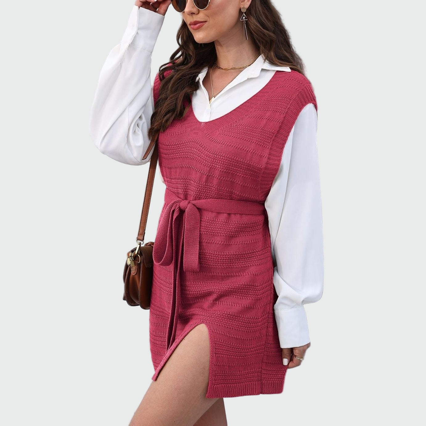 Ärmlös stickad klänning med bälte och framslits