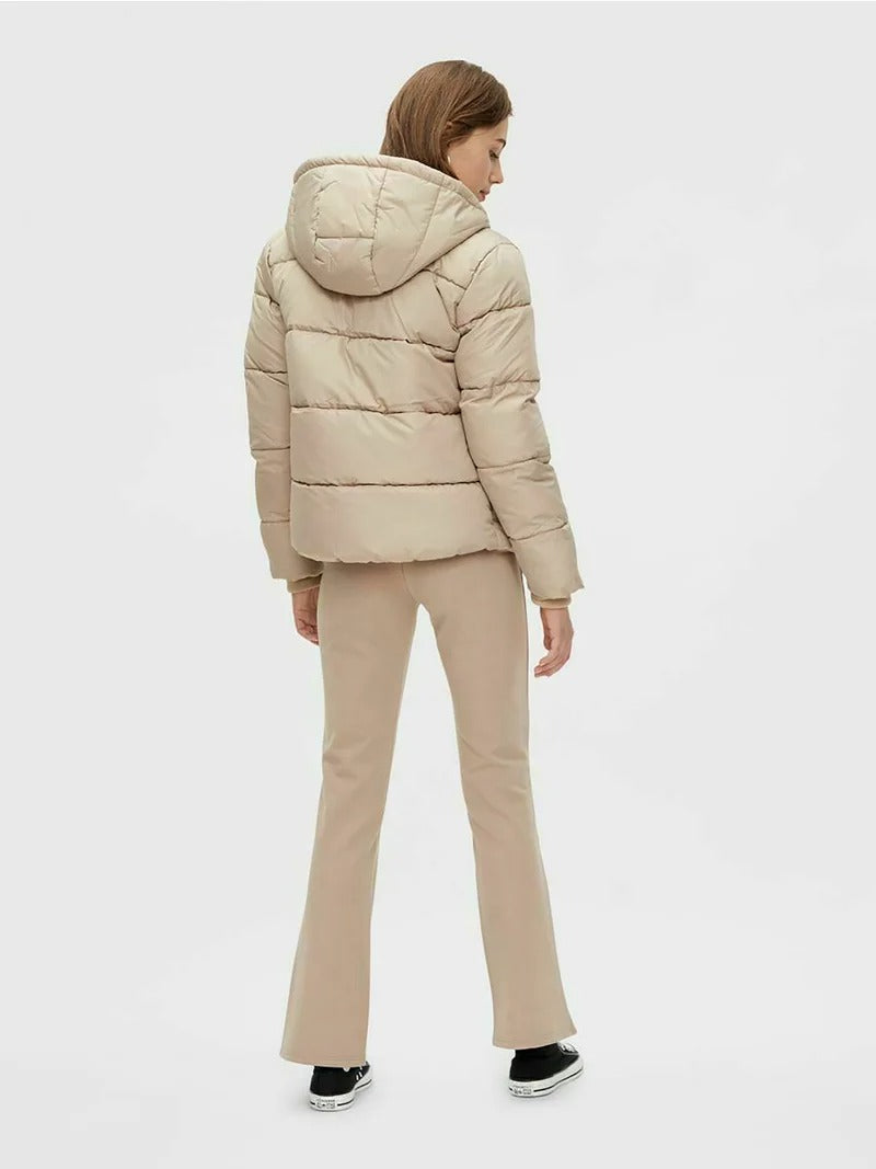 Pufferjacka med huva och dragkedjefickor