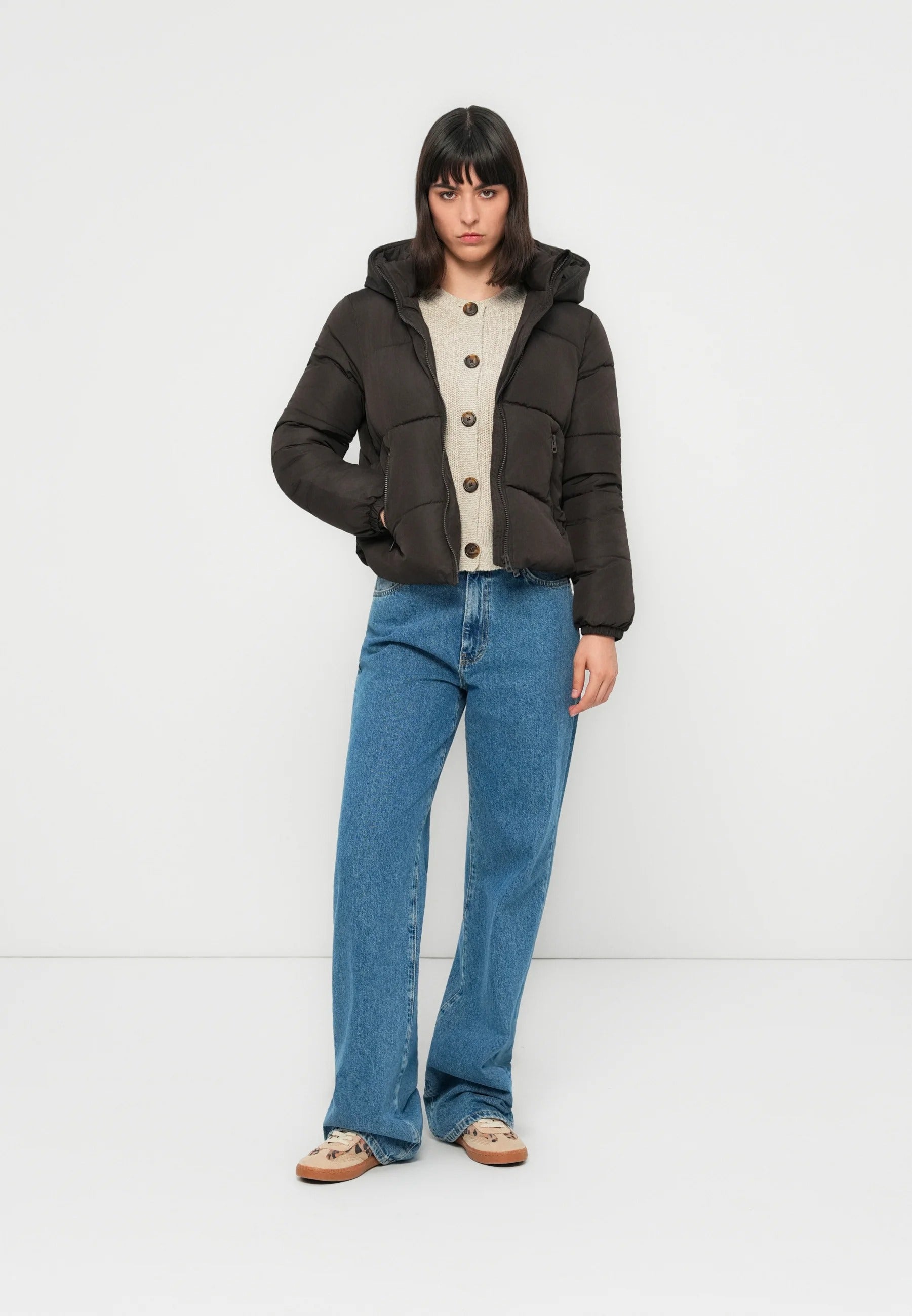 Svart pufferjacka med huva och dragkedjefickor