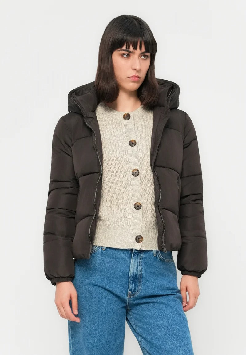 Svart pufferjacka med huva och dragkedjefickor