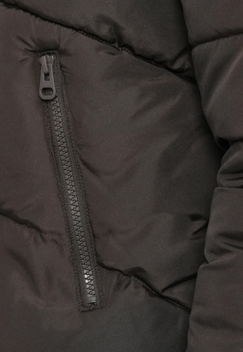 Svart pufferjacka med huva och dragkedjefickor