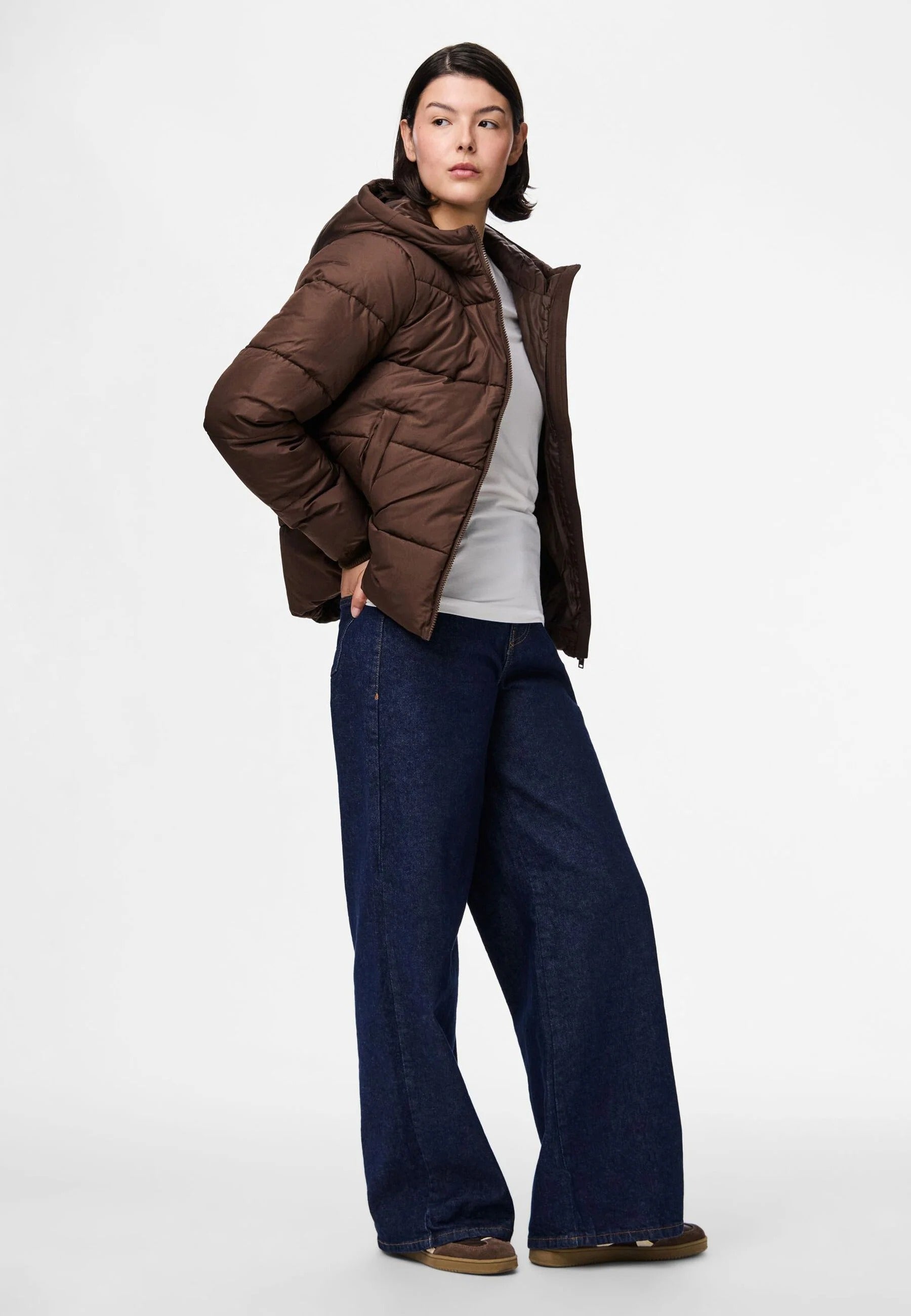 Pufferjacka med huva och dragkedjefickor