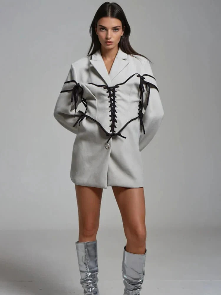 Ljusgrå kavaj med svart korsettdetalj i minilängd