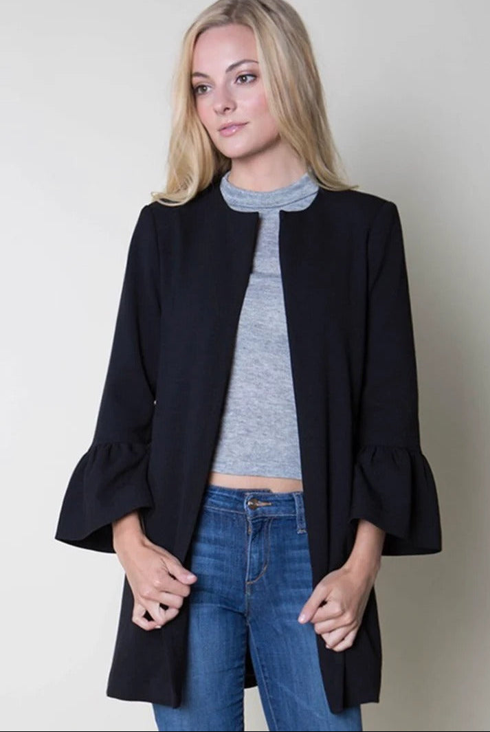 Svart öppen kappa med volangärmar