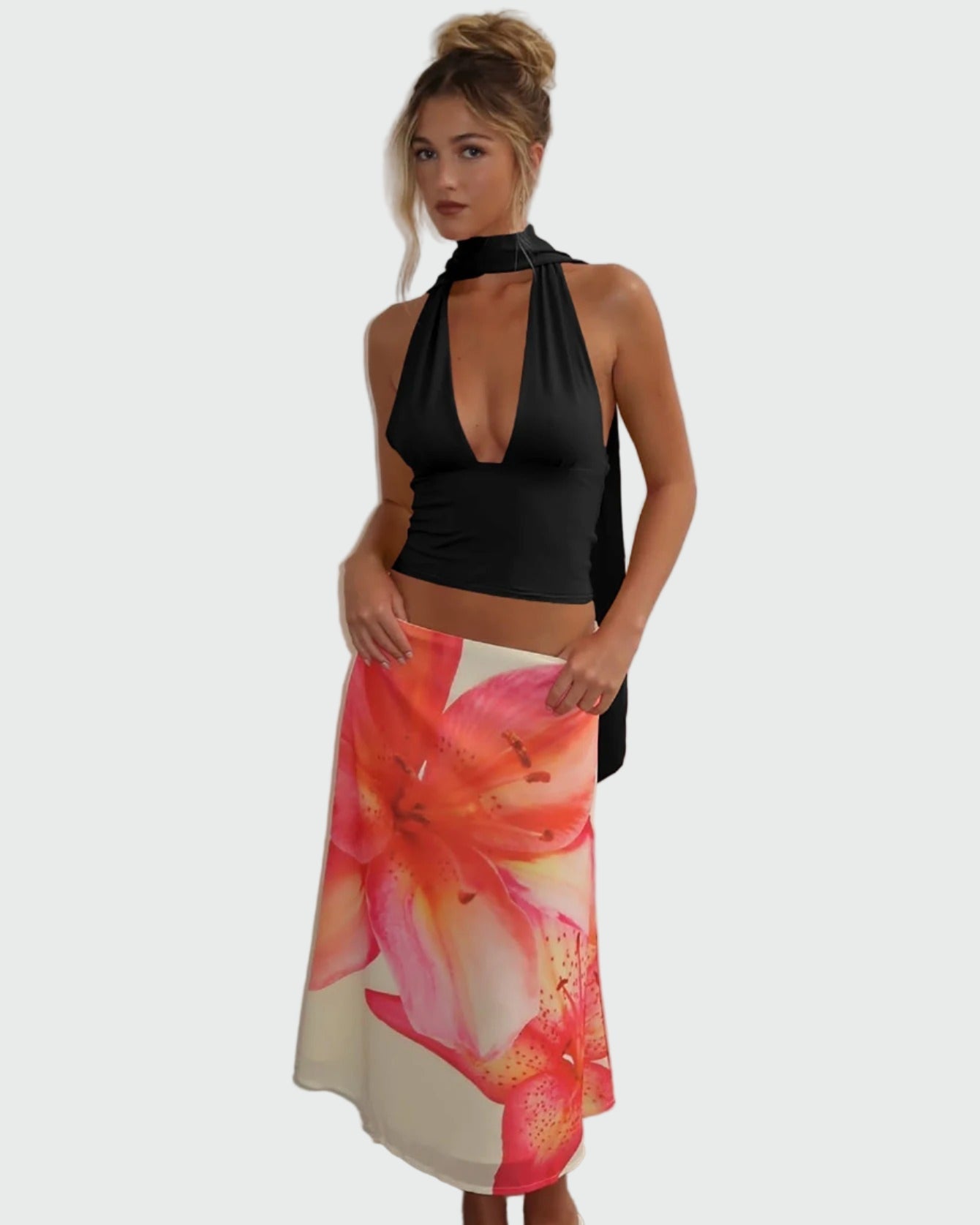 Halterneck topp med djup v-ringning och scarfband