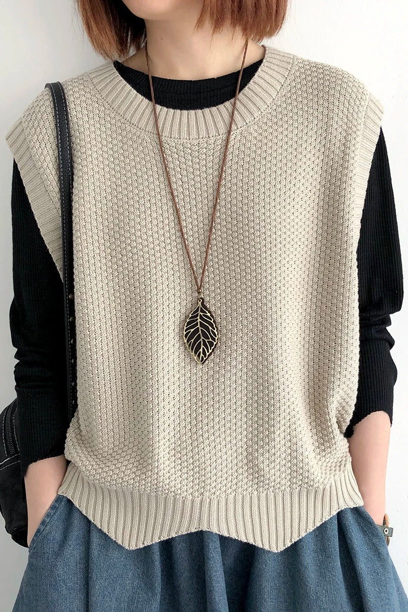 Stickad väst med struktur och sidslitsar